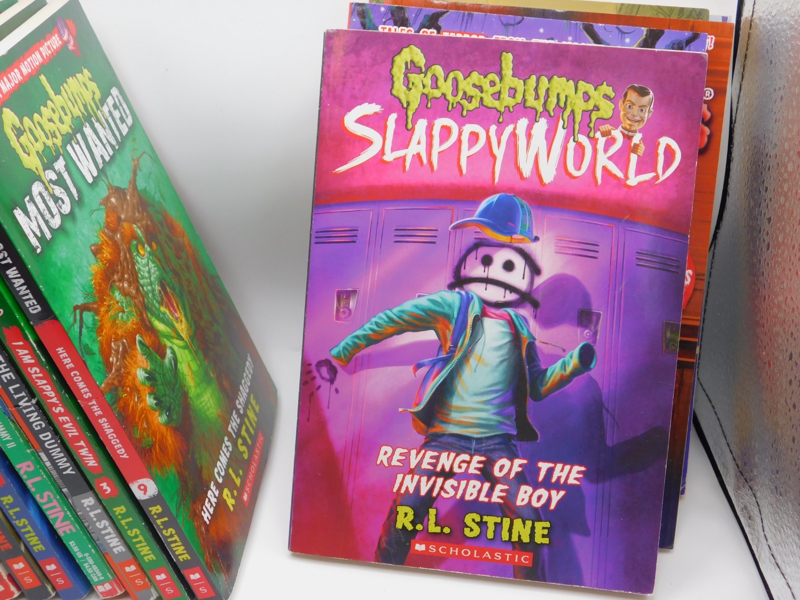 RL STINE LOT (16) Goosebumps Fear Street Just Beyond Graphic Novels (EF946)