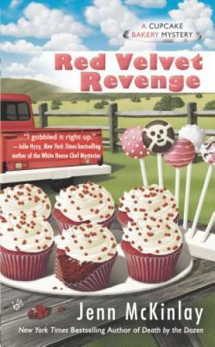 Red Velvet Revenge (Cupcake Bakery Mystery) – Mass Market Paperback – GOOD