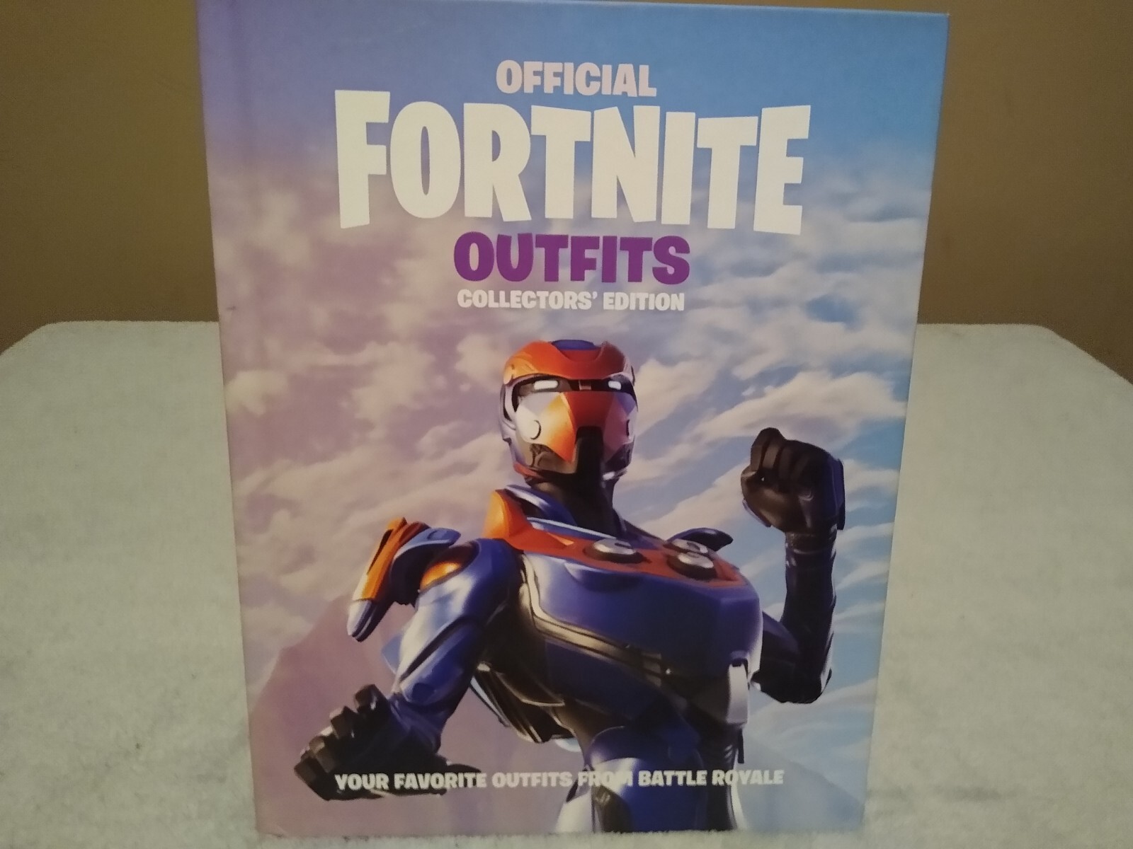 Official Fortnite Bks.: FORTNITE (Official): Outfits : Collectors’ Edition by…