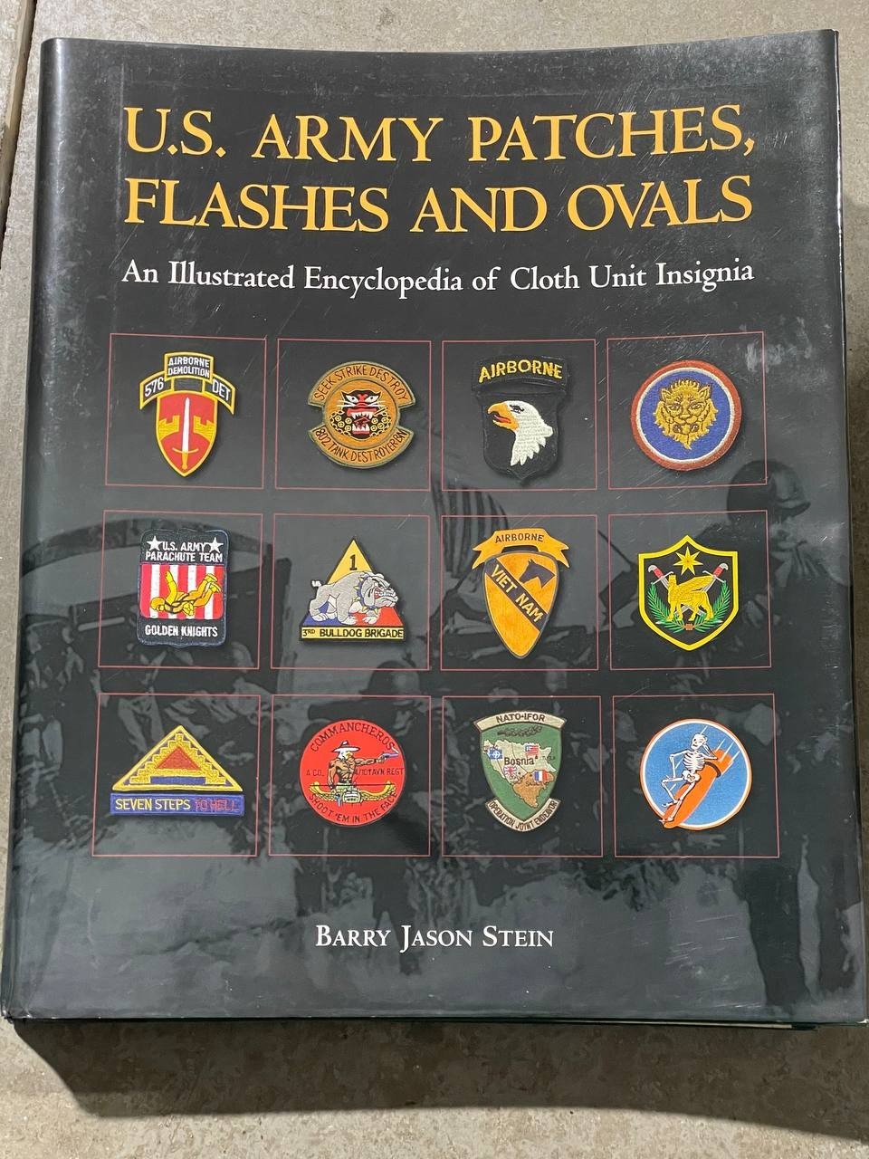 US Army Patches Flashes Ovals Encyclopedia Cloth Unit Insignia Book