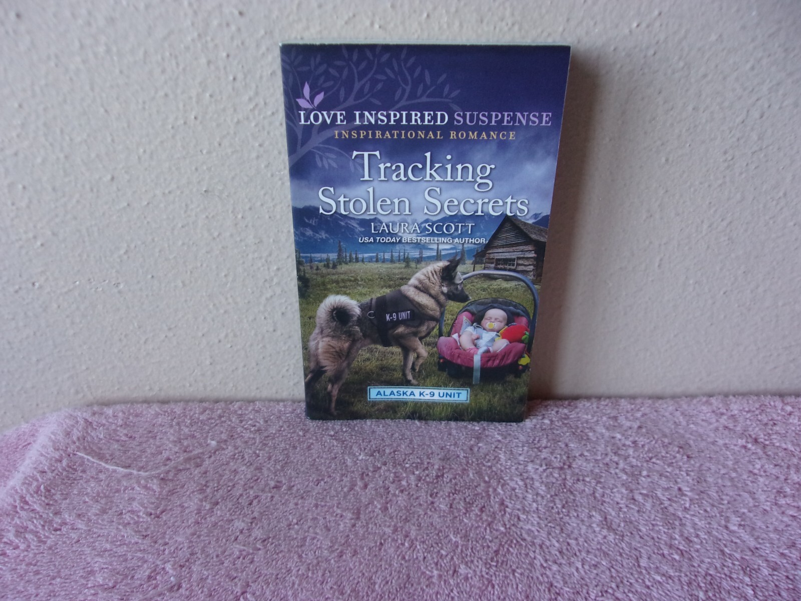 Alaska K-9 Unit Ser.: Tracking Stolen Secrets by Laura Scott (2021, Mass Market)