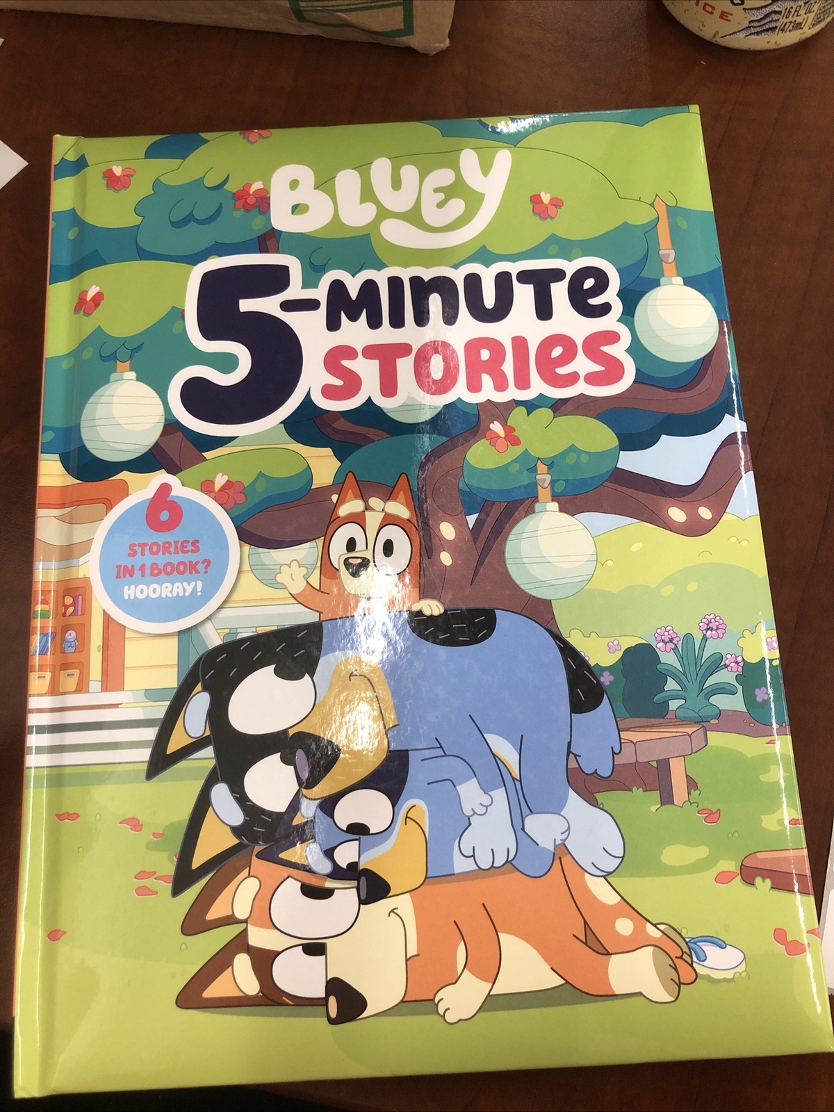 Bluey Ser.: Bluey 5-Minute Stories : 6 Stories in 1 Book? Hooray! by Penguin…
