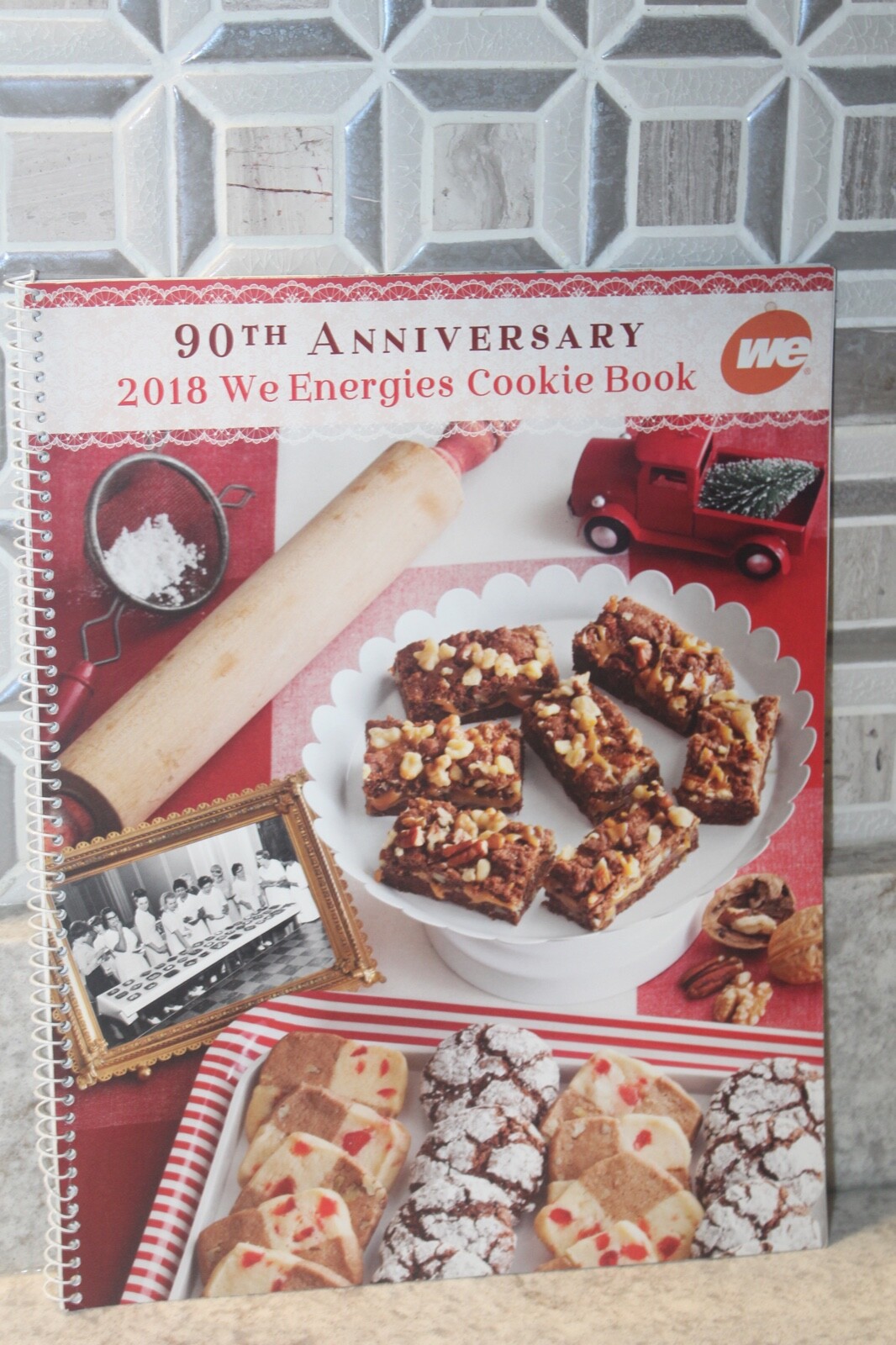 We Energies Cookie Book 2018: 90th Anniversary – 27 Color Pages – 37 Recipes
