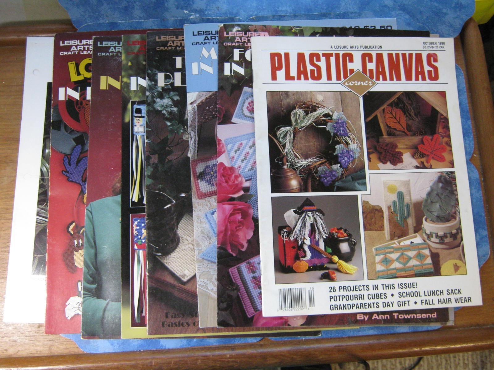LOT OF 8 LEISURE ARTS PLASTIC CANVAS BOOKS + 2 PATTERNS Mint