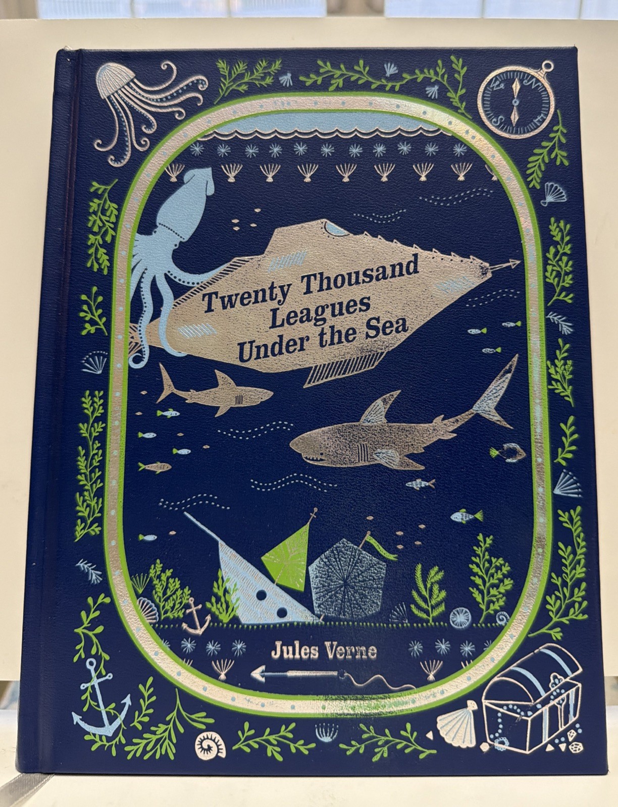 Twenty Thousand Leagues Under the Sea (Barnes & Noble Children’s Leatherboun…