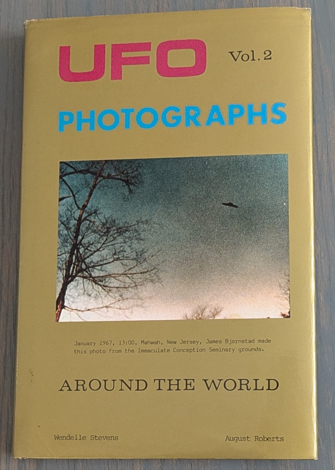 UFO PHOTOGRAPHS AROUND THE WORLD Vol. 2 Stevens • Roberts 1985 First Ed. HC DJ