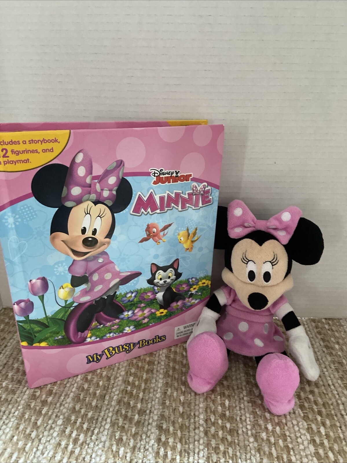 Disney Jr. MINNIE BUSY BOOK. BRAND NEW. 12 Figurines Plus Playmat!!💕💕