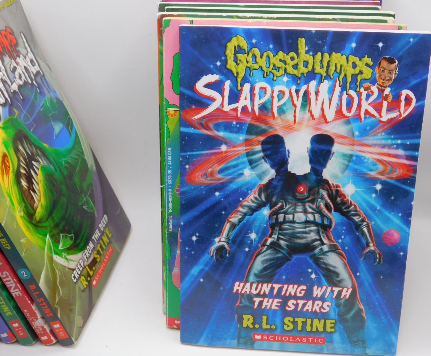 RL STINE LOT (16) Goosebumps Fear Street Just Beyond Graphic Novels (EF946)